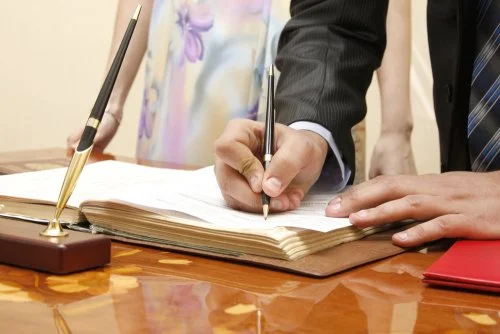 Início 14 padres-en-el-registro-civil-firmando-boda-500x334